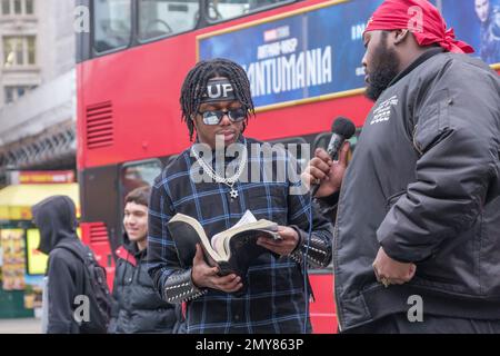 London, Großbritannien. 4. Februar 2023 Mitglieder der ISUPK predigen im Piccadilly Circus. Sie sind Mitglieder einer in den USA ansässigen schwarzen, supramakistischen, extremen religiösen Sekte und lesen Texte aus der König-James-Version der Bibel, die sie behaupten, dass Schwarze aus der Karibik zusammen mit den Indianern in Nord- und Südamerika Nachkommen der zwölf Stämme Israels sind. Die israelische Schule für universelles praktisches Wissen ist eine von mehreren ähnlichen schwarz-hebräischen israelischen Sekten. Peter Marshall/Alamy Live News Stockfoto