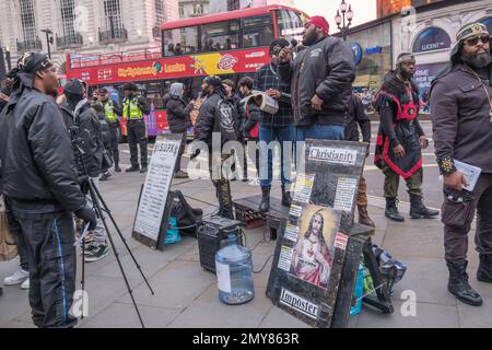 London, Großbritannien. 4. Februar 2023 Mitglieder der ISUPK predigen im Piccadilly Circus. Sie sind Mitglieder einer in den USA ansässigen schwarzen, supramakistischen, extremen religiösen Sekte und lesen Texte aus der König-James-Version der Bibel, die sie behaupten, dass Schwarze aus der Karibik zusammen mit den Indianern in Nord- und Südamerika Nachkommen der zwölf Stämme Israels sind. Die israelische Schule für universelles praktisches Wissen ist eine von mehreren ähnlichen schwarz-hebräischen israelischen Sekten. Peter Marshall/Alamy Live News Stockfoto