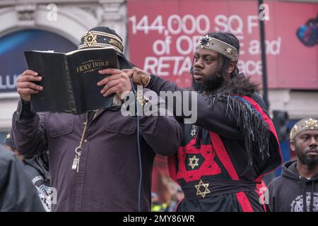 London, Großbritannien. 4. Februar 2023 Mitglieder der ISUPK predigen im Piccadilly Circus. Sie sind Mitglieder einer in den USA ansässigen schwarzen, supramakistischen, extremen religiösen Sekte und lesen Texte aus der König-James-Version der Bibel, die sie behaupten, dass Schwarze aus der Karibik zusammen mit den Indianern in Nord- und Südamerika Nachkommen der zwölf Stämme Israels sind. Die israelische Schule für universelles praktisches Wissen ist eine von mehreren ähnlichen schwarz-hebräischen israelischen Sekten. Peter Marshall/Alamy Live News Stockfoto