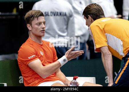 GRONINGEN – Tim van Rijthoven (Niederlande) spricht während der Qualifikationsrunde für die Davis Cup Finals mit Kapitän Paul Haarhuis. Der Gewinner qualifiziert sich für die Gruppenphase der Davis Cup Finals im September. AP-SCHLEIFGERÄT KING Stockfoto