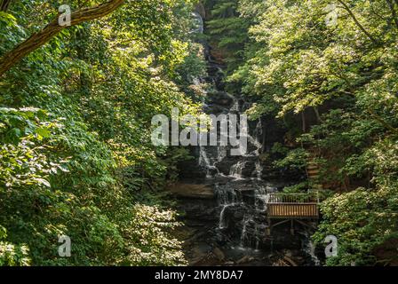 Trahlyta Falls im Vogel State Park in den North Georgia Mountains bei Blairsville. (USA) Stockfoto