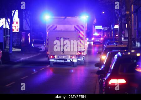 Leverkusen, Deutschland. 04. Februar 2023. In Leverkusen sperrte die Polizei eine Straße wegen einer Bombenentdeckung. Die Malteser sind auch im Dienst. Am Samstag Mittag wurde während der Bauarbeiten im Stadtteil Leverkusen in Opladen eine 5 Tonnen schwere Bombe entdeckt. Seither hat der Explosivstoffbeseitigungsdienst zusammen mit der öffentlichen Ordnung die notwendigen Schließungen des Gebiets im Umkreis von 400 Metern um den Entdeckungsort durchgeführt, wie die Stadt angekündigt hat. Kredit: David Young/dpa/Alamy Live News Stockfoto