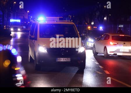 Leverkusen, Deutschland. 04. Februar 2023. Die Polizei sperrte eine Straße in Leverkusen wegen einer Bombenentdeckung. Am Samstag Mittag wurde während der Bauarbeiten im Stadtteil Leverkusen in Opladen eine 5 Tonnen schwere Bombe entdeckt. Seither hat der Sprengstoffbeseitigungsdienst zusammen mit der öffentlichen Ordnung die notwendigen Schließungen des Gebiets im Umkreis von 400 Metern um den Entdeckungsort vorgenommen, so die Stadt. Kredit: David Young/dpa/Alamy Live News Stockfoto