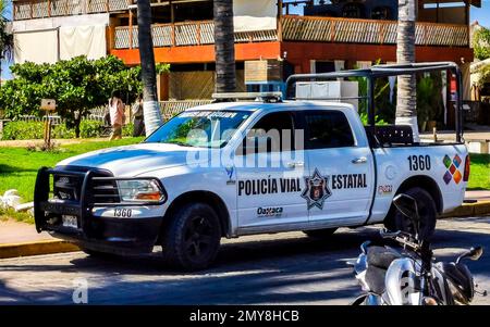 Puerto Escondido Oaxaca Mexico 2023 mexikanisches Polizeiauto Pick-up Truck und Polizeieinsatz in Zicatela Puerto Escondido Oaxaca Mexiko. Stockfoto