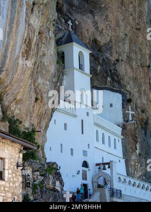 Die obere Kirche des Klosters Ostrog in der Felsfassade Stockfoto