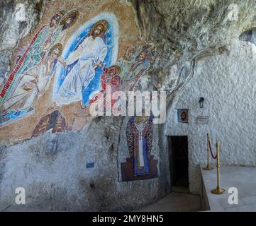 Oberer Kircheneingang des Ostrog-Klosters Stockfoto