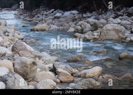 Starker Wasserfluss aus den Bergen Stockfoto