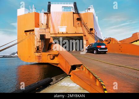 Transporte von Autos. Auto-Boarding-Rampe, Eingang für Schiff. Fracht wird an die Industrial Port Authority New York und New Jersey Car Versand USA verladen Stockfoto