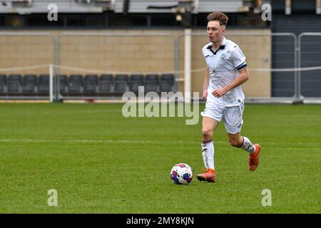 Swansea, Wales. 4. Februar 2023 Joshua Carey aus Swansea City in Aktion während des Spiels der Professional Development League zwischen Swansea City under 18 und Millwall under 18 an der Swansea City Academy in Swansea, Wales, UK, am 4. Februar 2023. Kredit: Duncan Thomas/Majestic Media. Stockfoto