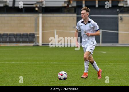 Swansea, Wales. 4. Februar 2023 Joshua Carey aus Swansea City in Aktion während des Spiels der Professional Development League zwischen Swansea City under 18 und Millwall under 18 an der Swansea City Academy in Swansea, Wales, UK, am 4. Februar 2023. Kredit: Duncan Thomas/Majestic Media. Stockfoto