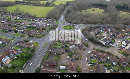 Luftaufnahme des Kreisverkehrs auf der london Road in burgess Hill, der von der Drohne in West-sussex aufgenommen wurde Stockfoto