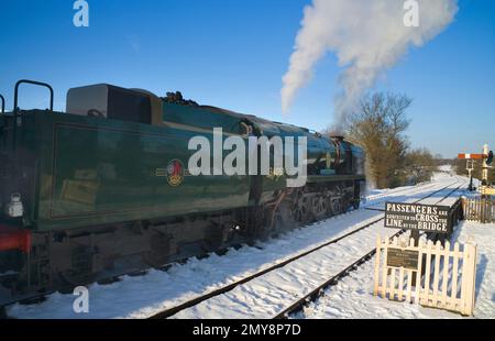 Dampfeisenbahn und Schnee im Winter auf der Bluebell Railway in East Sussex Stockfoto