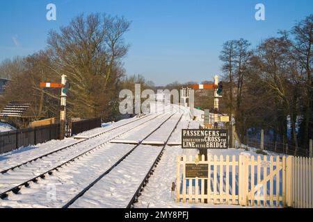 Signale und Schnee im Winter auf der Bluebell-Bahn in East Sussex Stockfoto