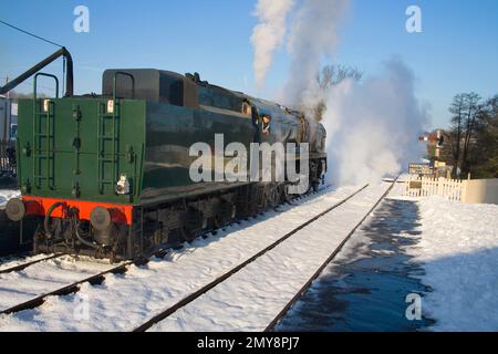 Dampfeisenbahn und Schnee im Winter auf der Bluebell Railway in East Sussex Stockfoto