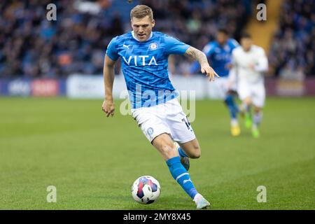 Stockport, Großbritannien. 4. Februar 2023 Will Collar #14 von Stockport County, im Besitz während des Sky Bet League 2 Spiels Stockport County vs Tranmere Rovers in Edgeley Park, Stockport, Großbritannien, 4. Februar 2023 (Foto: Phil Bryan/Alamy Live News) Stockfoto