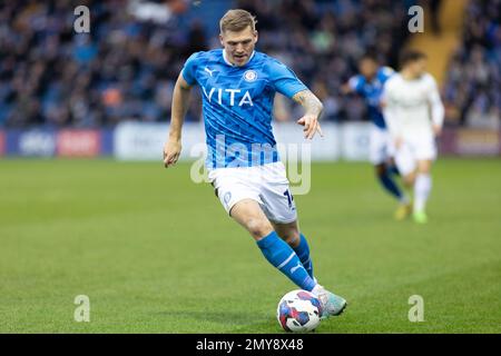 Stockport, Großbritannien. 4. Februar 2023 Will Collar #14 von Stockport County, im Besitz während des Sky Bet League 2 Spiels Stockport County vs Tranmere Rovers in Edgeley Park, Stockport, Großbritannien, 4. Februar 2023 (Foto: Phil Bryan/Alamy Live News) Stockfoto