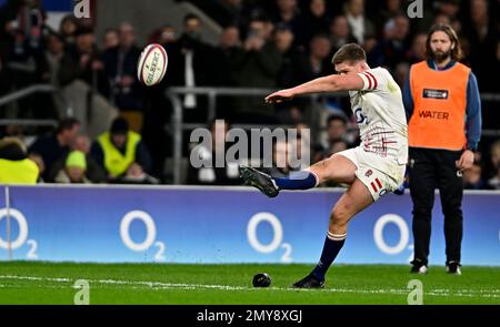 Twickenham, Vereinigtes Königreich. 04. Februar 2023. England V Schottland, Culcutta Cup, Guinness 6 Nations. Twickenham-Stadion. Twickenham. Owen Farrell (England, Kapitän) tritt beim Rugby-Spiel England V Schottland, Culcutta Cup in den Guinness 6 Nations. Kredit: Sport In Pictures/Alamy Live News Stockfoto