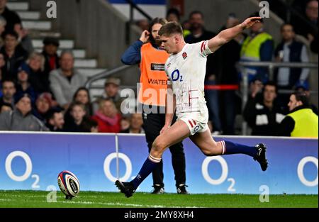 Twickenham, Vereinigtes Königreich. 04. Februar 2023. England V Schottland, Culcutta Cup, Guinness 6 Nations. Twickenham-Stadion. Twickenham. Owen Farrell (England, Kapitän) tritt beim Rugby-Spiel England V Schottland, Culcutta Cup in den Guinness 6 Nations. Kredit: Sport In Pictures/Alamy Live News Stockfoto