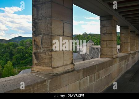 Säulen am Damm Edertal mit verschwommenem Blick auf einen Teil der Mauer, die Edertalsperre mit blauem Himmel und Wolken in Hessen Stockfoto