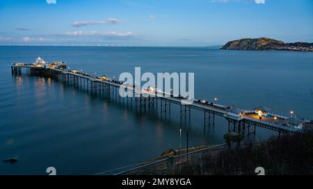 Llandudno's Victorian Pier, Nordwales. Der kleine Orme oben rechts. Abbildung: Januar 2023. Stockfoto