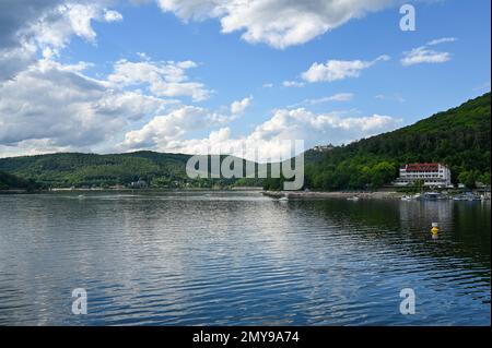 Blick auf den Edersee von der Staumauer mit blauem Himmel und Wolken in Hessen Stockfoto