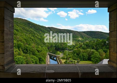 Wandfenster am Edersee-Staudamm in Deutschland mit Blick auf den Wald und die Eder Stockfoto