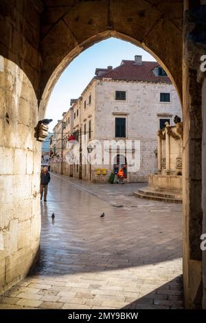 Dubrovnik, Kroatien - 6. Januar 2023: Eintritt zur berühmtesten Stadtpromenade von Dubrovnik, Stradun mit altem Stadtteil, umgeben von einer Festungsmauer Stockfoto