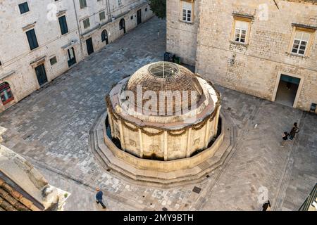 Dubrovnik, Kroatien - 6. Januar 2023: Berühmter großer Onofrio-Brunnen am Eingang der Altstadt von Dubrovnik Stockfoto