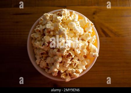 Goiania, Goias, Brasilien – 04. Februar 2023: Eine Schüssel voller Popcorn auf einem Holztisch. Stockfoto