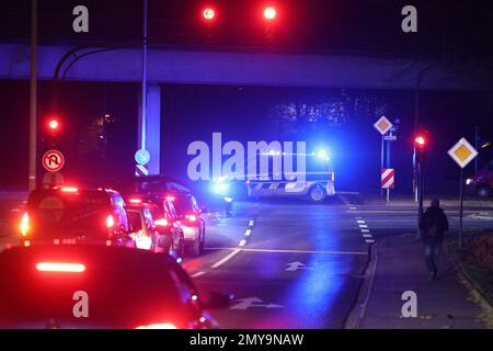 Leverkusen, Deutschland. 04. Februar 2023. Die Polizei sperrt eine Straße in Leverkusen ab. Am Samstag Mittag wurde während der Bauarbeiten im Opladen-Bezirk Leverkusen eine 5 Tonnen schwere Bombe entdeckt. Seither hat der Explosivstoffbeseitigungsdienst zusammen mit der öffentlichen Ordnung die notwendigen Schließungen des Gebiets innerhalb eines Evakuierungsradius von 400 Metern um den Ort der Entdeckung durchgeführt, so die Stadt. Kredit: David Young/dpa/Alamy Live News Stockfoto