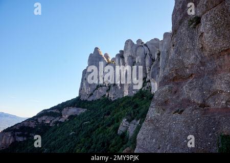 Ein malerischer Blick auf die mehrgipfelige Bergkette von Montserrat unter blauem Himmel in Katalonien, Spanien Stockfoto