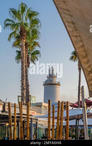 MALAGA, SPANIEN - 12. OKTOBER 2021: Blick auf den Hafen und den Leuchtturm von Malaga, Andalusien, Spanien Stockfoto