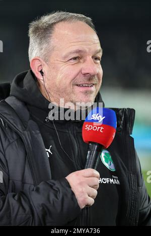 04. Februar 2023, Bayern, Fürth: Fußball: 2. Bundesliga, SpVgg Greuther Fürth - 1. FC Nürnberg, Spieltag 19 im Sportpark Ronhof Thomas Sommer. Fürth Trainer Alexander Zorniger steht vor Spielbeginn auf dem Spielfeld. Foto: Daniel Karmann/dpa - WICHTIGER HINWEIS: Gemäß den Anforderungen der DFL Deutsche Fußball Liga und des DFB Deutscher Fußball-Bund ist es verboten, im Stadion aufgenommene Fotografien und/oder das Spiel in Form von Sequenzbildern und/oder videoähnlichen Fotoserien zu verwenden oder verwenden zu lassen. Stockfoto