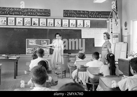 Kubanische Flüchtlinge Studenten und Lehrer im Klassenzimmer, Miami, Florida, USA, Thomas J. O'Halloran, USA News & World Report Magazine Fotosammlung, April 1963 Stockfoto