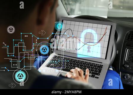 Schutz vor Cyber-Angriffen. Mann, der Laptop im Auto benutzt, Nahaufnahme. Abbildung des Schemas und der Verriegelung Stockfoto