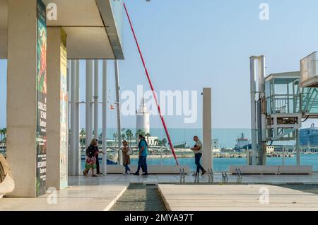 MALAGA, SPANIEN - 12. OKTOBER 2021: Menschen auf der Promenade von Malaga, Andalusien, Spanien Stockfoto