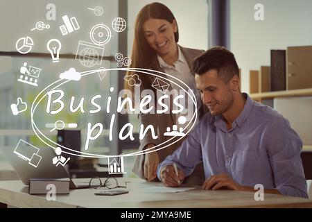 Businessplan. Virtueller Bildschirm mit verschiedenen Symbolen und Personen, die im Büro arbeiten Stockfoto