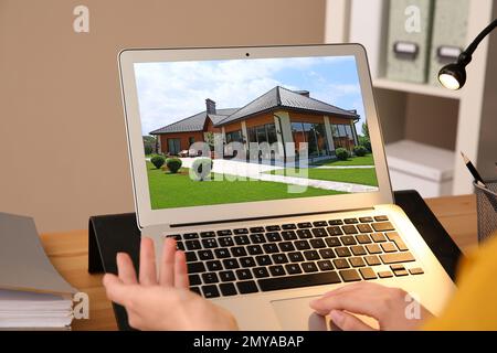 Geschäftsfrau oder Immobilienmaklerin, die sich online ein Immobilienportfolio ansieht, eine Nahaufnahme Stockfoto