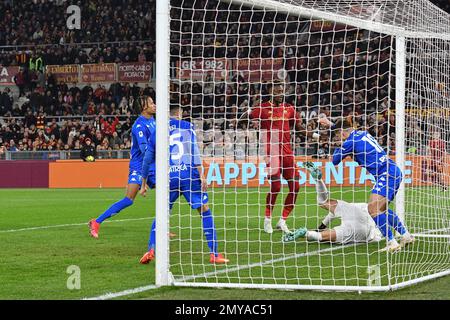 Stadio Olimpico, Rom, Italien. 4. Februar 2023. Serie A Fußball; Rom gegen Empoli; Roger Ibanez von AS Roma erzielt das Tor 1-0 in der 2.-minütigen Gutschrift: Action Plus Sports/Alamy Live News Stockfoto
