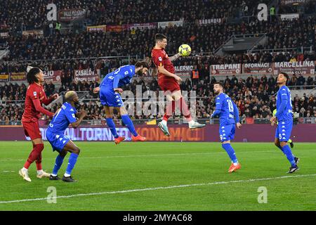 Stadio Olimpico, Rom, Italien. 4. Februar 2023. Serie A Fußball; Rom gegen Empoli; Roger Ibanez von AS Roma erzielt das Tor für 1-0 in der 02.-minütigen Gutschrift: Action Plus Sports/Alamy Live News Stockfoto