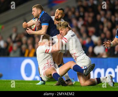 04. Januar 2023 - England gegen Schottland - Guinness Six Nations - Twickenham Stadium England versucht, Finn Russell während des Spiels der sechs Nationen gegen Schottland zu stürzen. Bild : Mark Pain / Alamy Live News Stockfoto