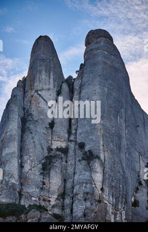 Ein vertikales Bild der mehrgipfigen Bergkette von Montserrat unter blauem Himmel in Katalonien, Spanien Stockfoto