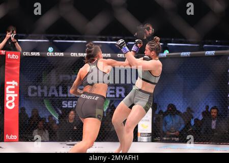 Orlando, Florida, USA. 3. Februar 2023. ORLANDO, Florida - 3. Februar: Jeslen Mishelle landet in Woche 1 der PFL Challenger Series am 3. Februar 2023 in den Universal Studios in Orlando, Florida, einen Schuss gegen Evelyn Martins. (Kreditbild: © Aaron Litz/PX Imagens via ZUMA Press Wire) NUR REDAKTIONELLE VERWENDUNG! Nicht für den kommerziellen GEBRAUCH! Stockfoto