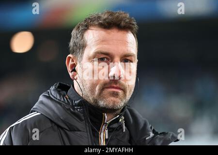 04. Februar 2023, Bayern, Fürth: Fußball: 2. Bundesliga, SpVgg Greuther Fürth - 1. FC Nürnberg, Spieltag 19 im Sportpark Ronhof Thomas Sommer. Nürnberger Trainer Markus Weinzierl steht vor Spielbeginn auf dem Spielfeld. Foto: Daniel Karmann/dpa - WICHTIGER HINWEIS: Gemäß den Anforderungen der DFL Deutsche Fußball Liga und des DFB Deutscher Fußball-Bund ist es verboten, im Stadion aufgenommene Fotografien und/oder das Spiel in Form von Sequenzbildern und/oder videoähnlichen Fotoserien zu verwenden oder verwenden zu lassen. Stockfoto