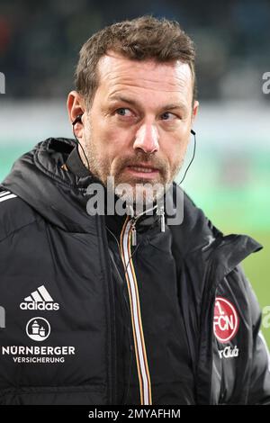 04. Februar 2023, Bayern, Fürth: Fußball: 2. Bundesliga, SpVgg Greuther Fürth - 1. FC Nürnberg, Spieltag 19 im Sportpark Ronhof Thomas Sommer. Nürnberger Trainer Markus Weinzierl steht vor Spielbeginn auf dem Spielfeld. Foto: Daniel Karmann/dpa - WICHTIGER HINWEIS: Gemäß den Anforderungen der DFL Deutsche Fußball Liga und des DFB Deutscher Fußball-Bund ist es verboten, im Stadion aufgenommene Fotografien und/oder das Spiel in Form von Sequenzbildern und/oder videoähnlichen Fotoserien zu verwenden oder verwenden zu lassen. Stockfoto