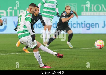 04. Februar 2023, Bayern, Fürth: Fußball: 2. Bundesliga, SpVgg Greuther Fürth - 1. FC Nürnberg, Spieltag 19 im Sportpark Ronhof Thomas Sommer. Branimir Hrgota (l) aus Fürth verpasst einen Strafstoß. Foto: Daniel Karmann/dpa - WICHTIGER HINWEIS: Gemäß den Anforderungen der DFL Deutsche Fußball Liga und des DFB Deutscher Fußball-Bund ist es verboten, im Stadion aufgenommene Fotografien und/oder das Spiel in Form von Sequenzbildern und/oder videoähnlichen Fotoserien zu verwenden oder verwenden zu lassen. Stockfoto