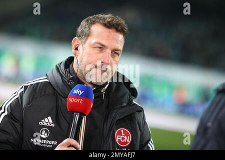 04. Februar 2023, Bayern, Fürth: Fußball: 2. Bundesliga, SpVgg Greuther Fürth - 1. FC Nürnberg, Spieltag 19 im Sportpark Ronhof Thomas Sommer. Nürnberger Trainer Markus Weinzierl steht vor Spielbeginn auf dem Spielfeld. Foto: Daniel Karmann/dpa - WICHTIGER HINWEIS: Gemäß den Anforderungen der DFL Deutsche Fußball Liga und des DFB Deutscher Fußball-Bund ist es verboten, im Stadion aufgenommene Fotografien und/oder das Spiel in Form von Sequenzbildern und/oder videoähnlichen Fotoserien zu verwenden oder verwenden zu lassen. Stockfoto