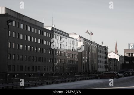 Fotoshooting an sonnigen und kalten Tagen in Tampere, Finnland. Gebäude, Straßen, Autos, Kräne, Blick auf die Straße, Stockfoto