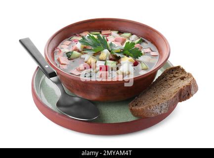 Köstliche kalte Okroshka mit Kvass isoliert auf weiß. Traditionelle russische Sommersuppe Stockfoto