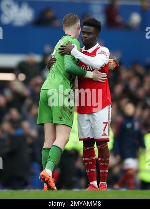 Liverpool, England, 4. Februar 2023. Bukayo Saka von Arsenal begrüßt Jordan Pickford von Everton nach dem Spiel der Premier League im Goodison Park, Liverpool. Der Bildausdruck sollte lauten: Cameron Smith/Sportimage Stockfoto